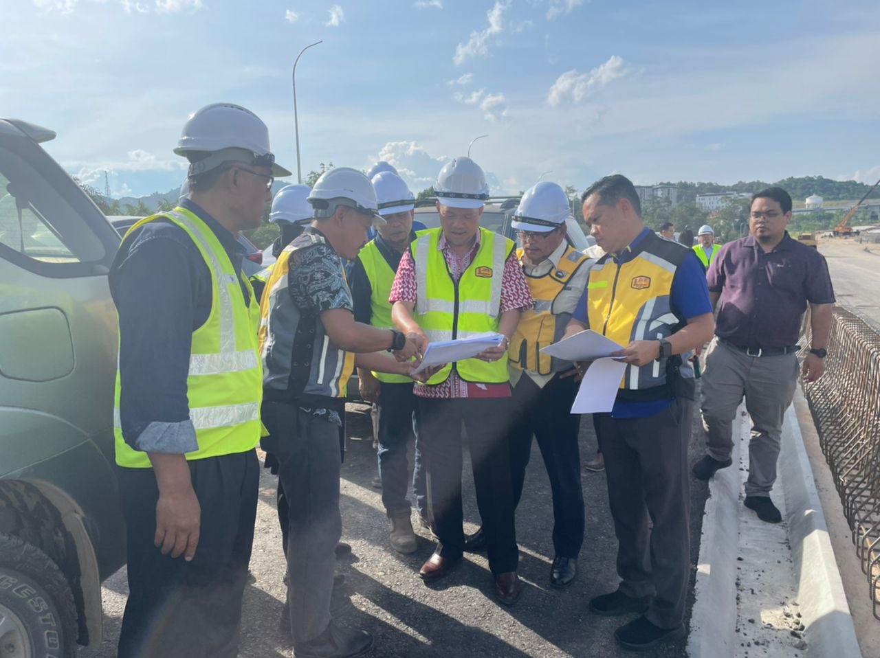 deputy-director-general-of-public-works-and-senior-director-of-jkr-malaysia-visit-central-ring-road-ltu-package-5a-project-to-ensure-smooth-progress